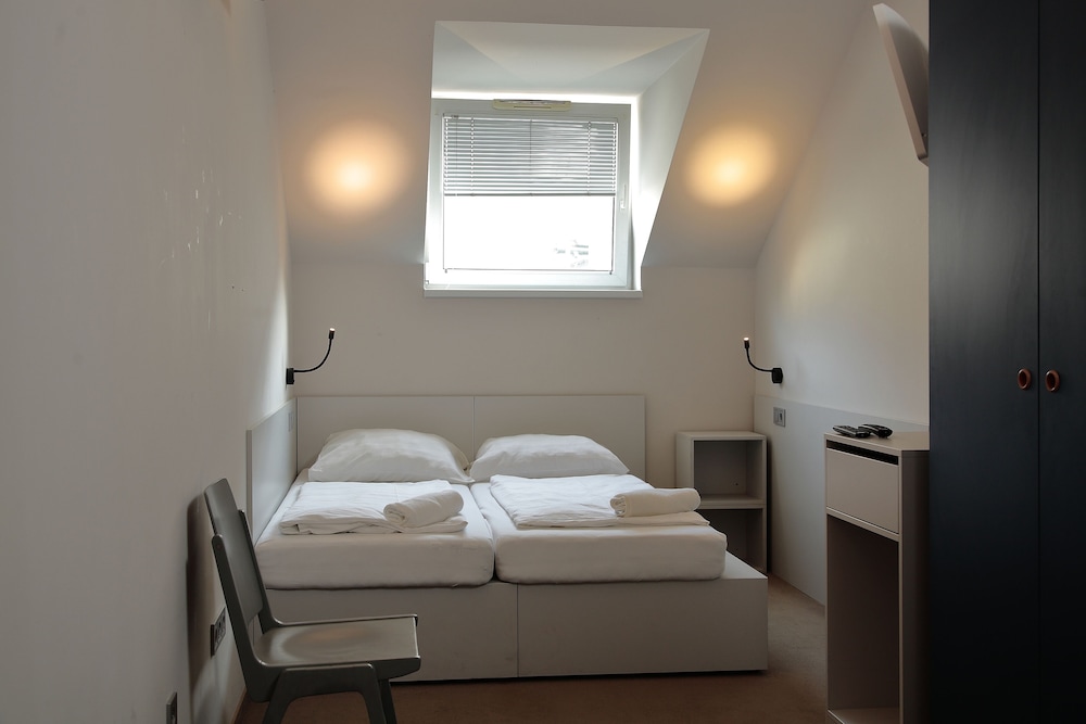 Standard Double Room - Photo 10