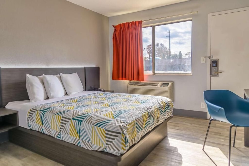 Deluxe Room, 1 Queen Bed, Non Smoking photo 3