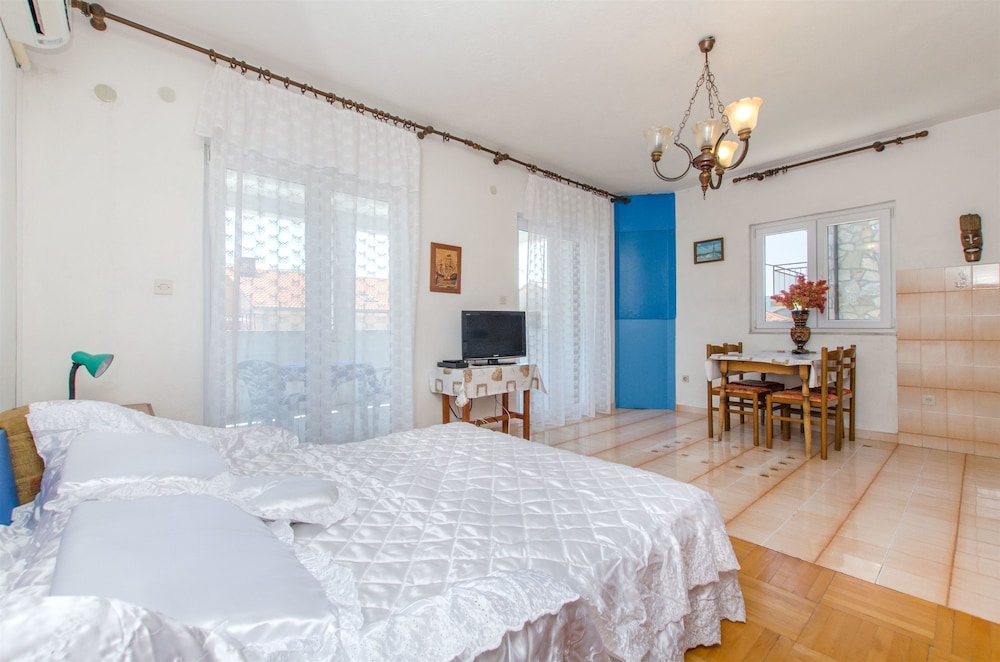 Apartment (A4)
