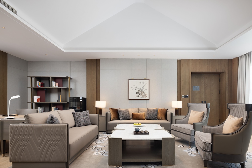 Deluxe Suite photo 3