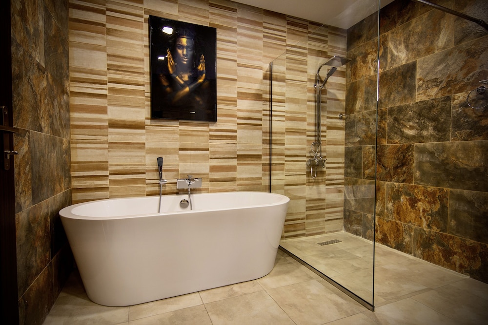 Luxury King Suite with Private Pool - Photo 7