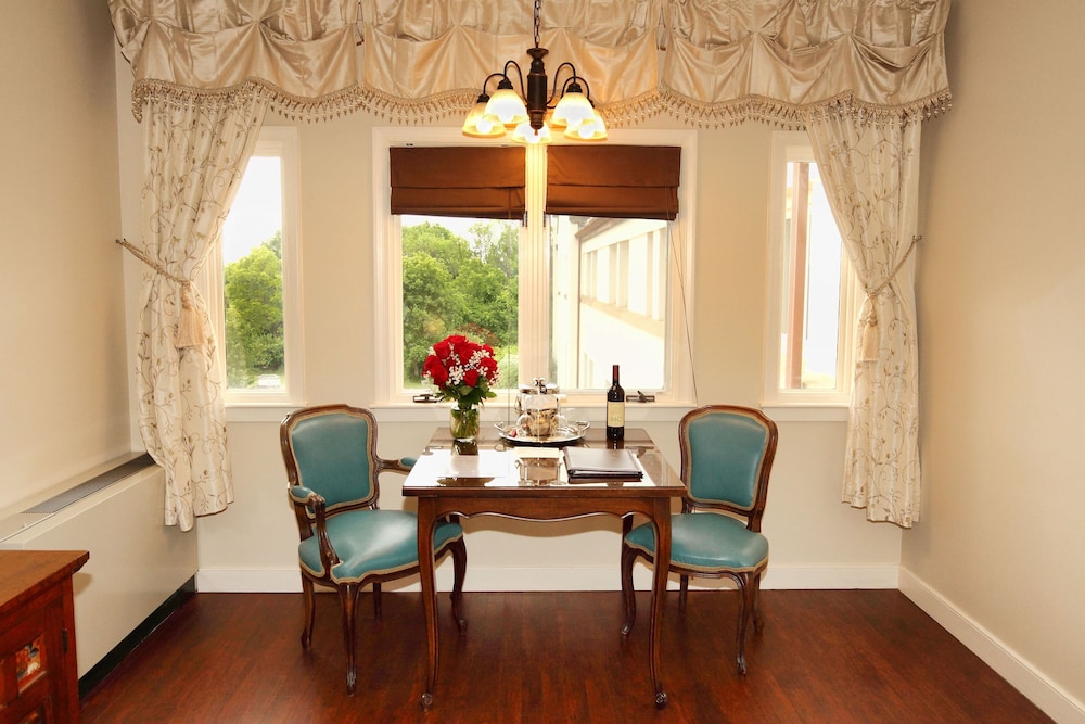 Traditional King Room - Photo 8