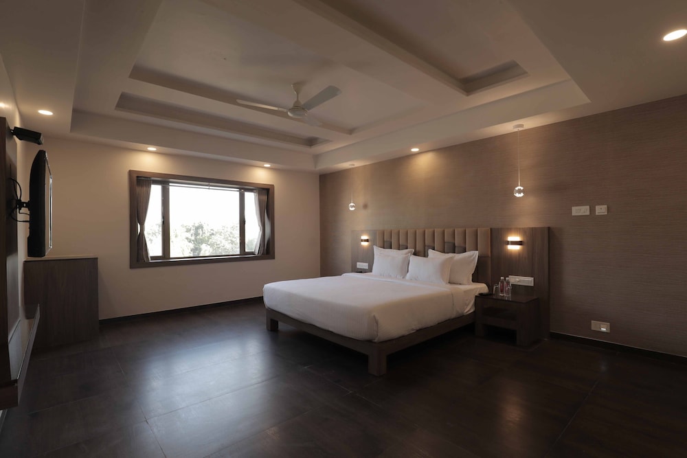 Suite, 1 King Bed photo 3