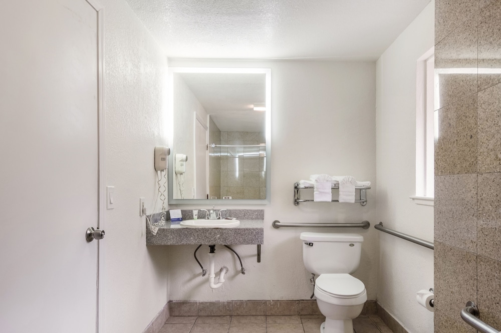 Standard Single Room, 1 Queen Bed, Accessible Bathtub - Photo 4