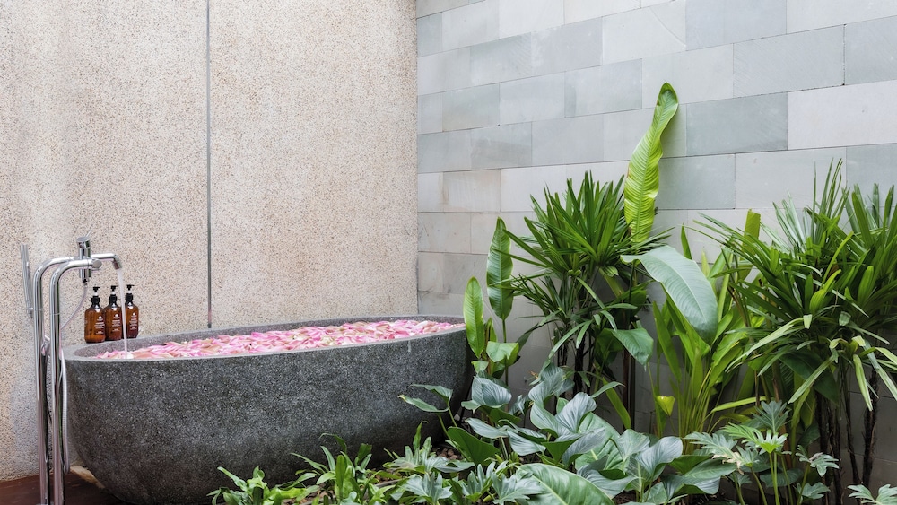 Cabana Twin Room Free Laundry + Daily 60Min Massage + Mini Bar + Airport Pick-Up - Photo 5