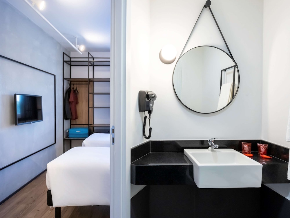 Standard Room, Multiple Beds - Photo 3
