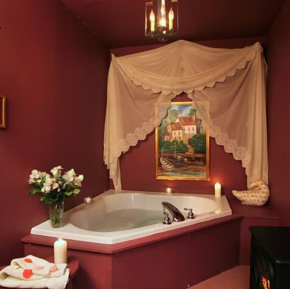 Romantic Villa, 1 Queen Bed, Jetted Tub photo 2