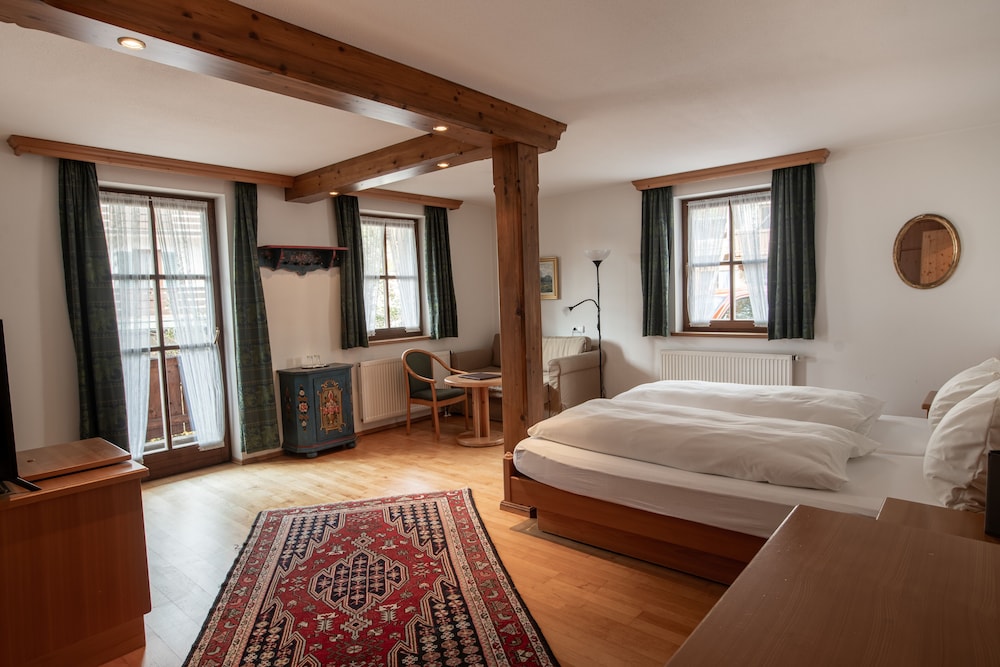 Deluxe Double Room, 1 King Bed with Sofa bed photo 3
