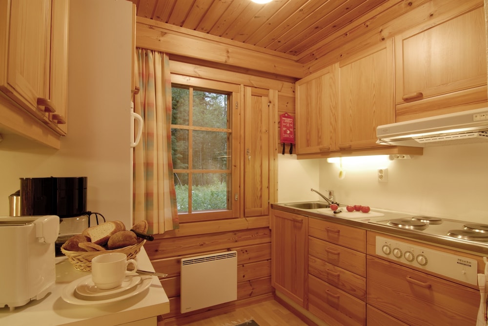 Traditional Bungalow, 2 Bedrooms, Partial Lake View photo 3