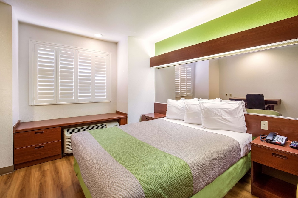 Standard Room, 1 Queen Bed With Sofa Bed, Non Smoking, Refrigerator & Microwave - Photo 4