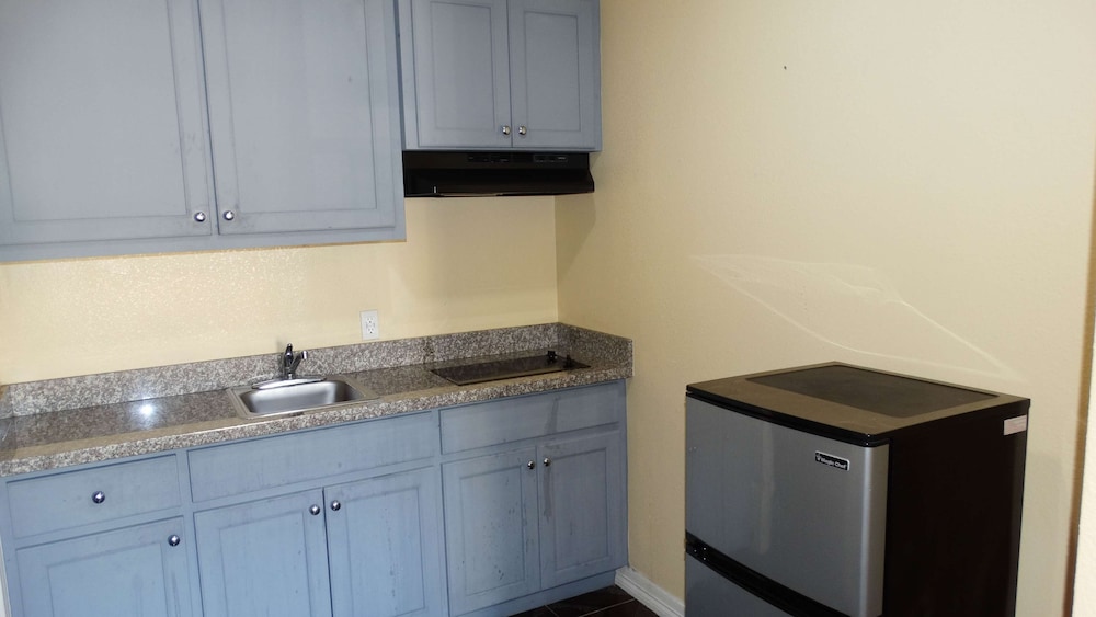Deluxe Room, 1 King Bed, Smoking, Kitchenette