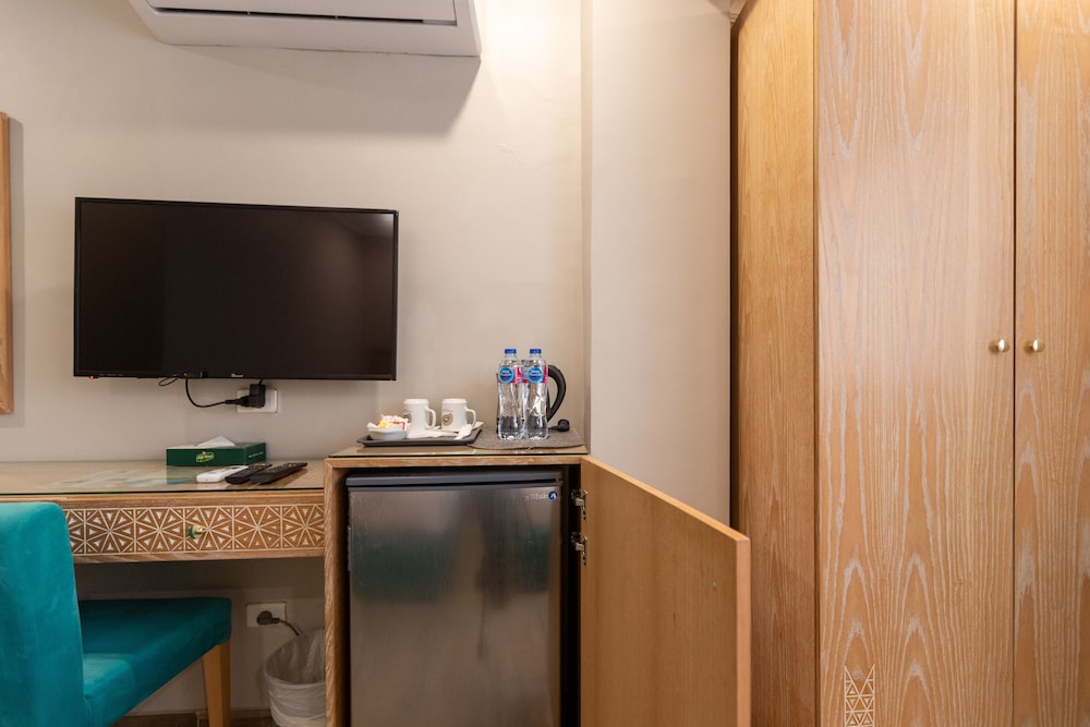Economy Twin Room, City View - Photo 4