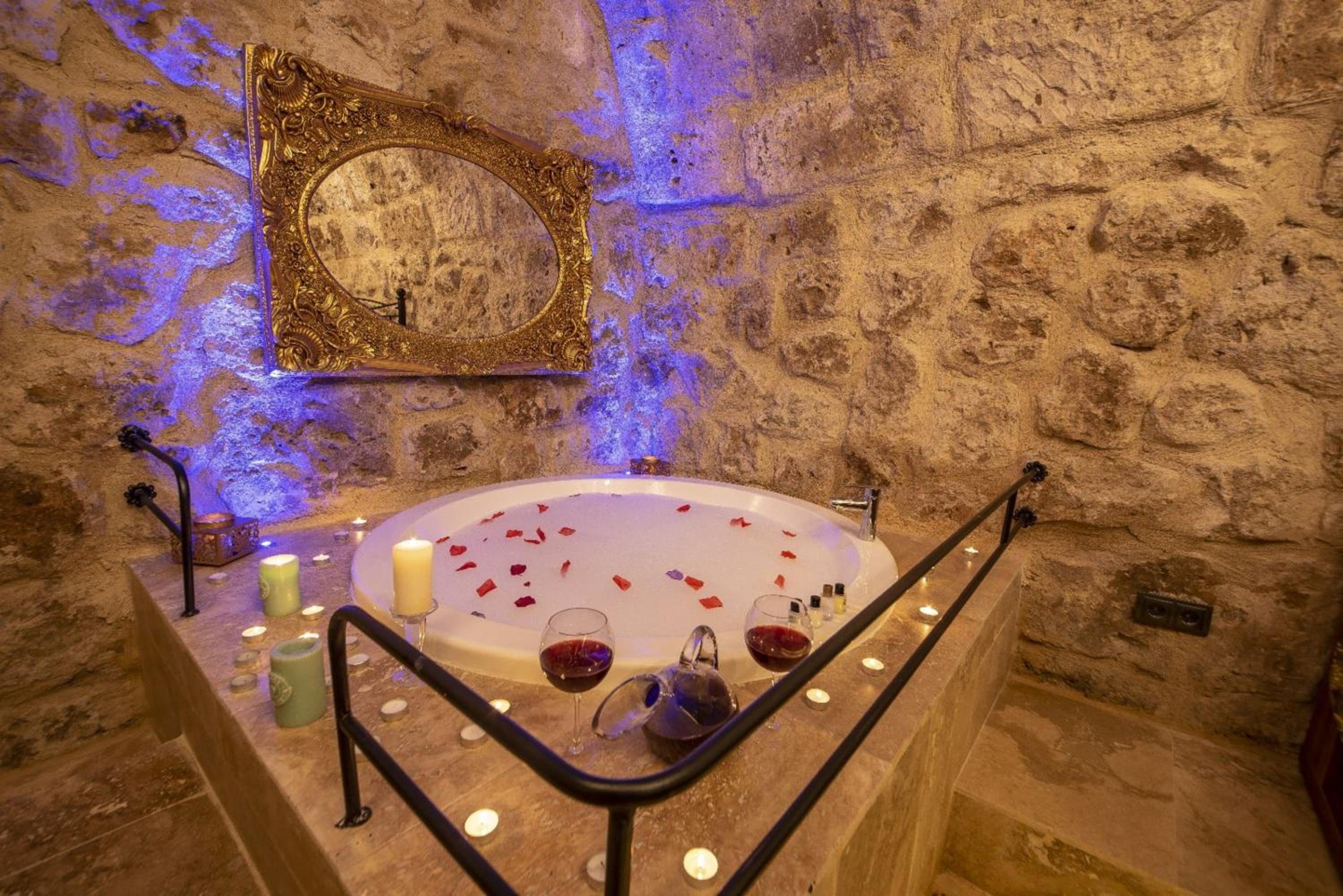 Queen Suite with Spa Bath photo 3