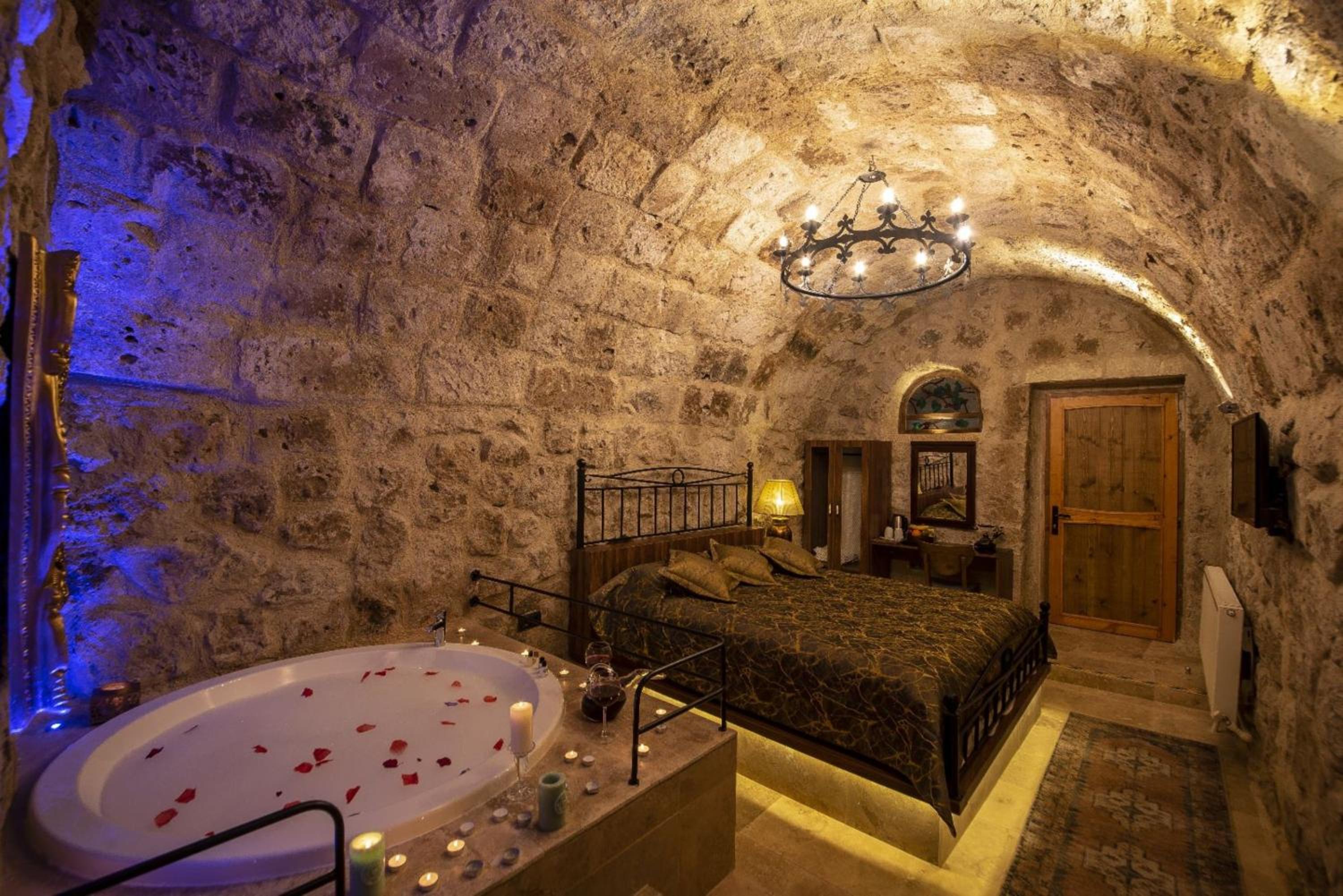 Queen Suite with Spa Bath photo 2