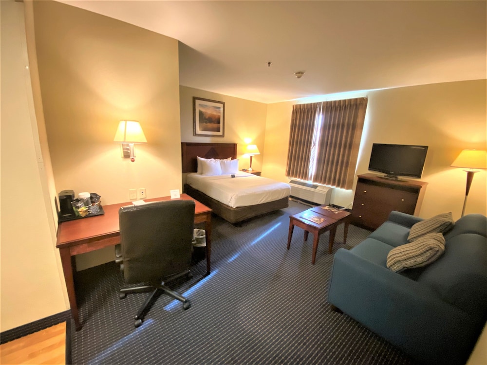 Suite, 1 Queen Bed, Non Smoking photo 2