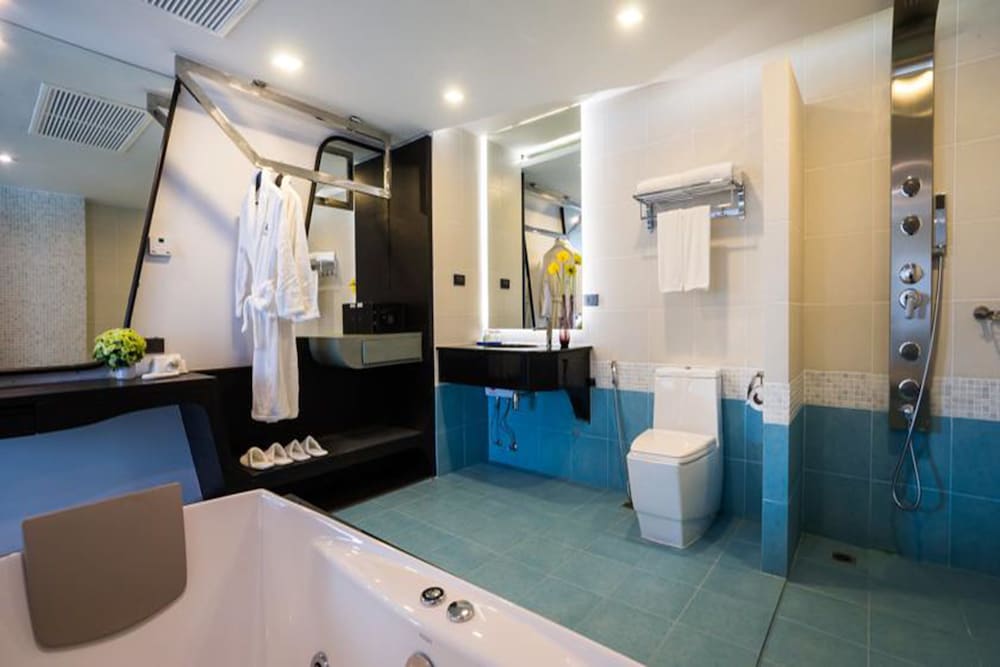 Suite with Spa Bathtub photo 2
