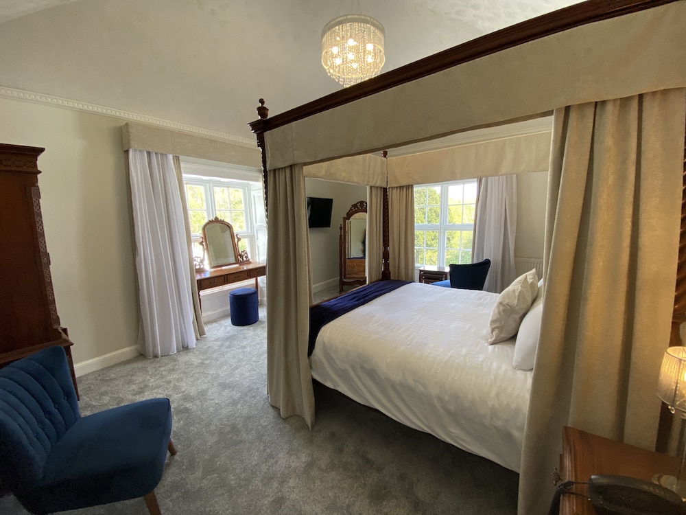 Four Poster Room, 1 King Bed, Double Power Shower, Mountain View photo 2