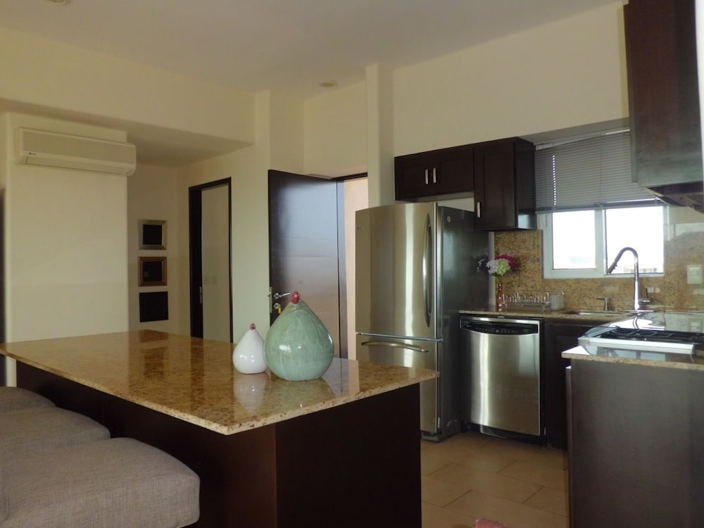 Family Condo, 2 Bedrooms, Marina View photo 3