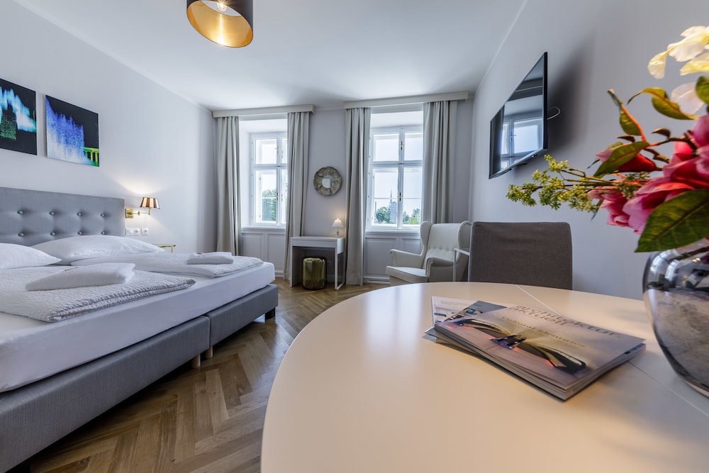 Premium Studio, 1 King Bed, Kitchen, City View