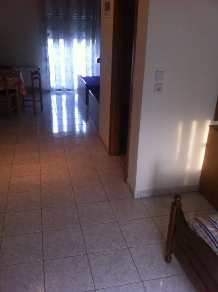 Basic Apartment, 1 Bedroom, Refrigerator & Microwave, Hill View photo 2