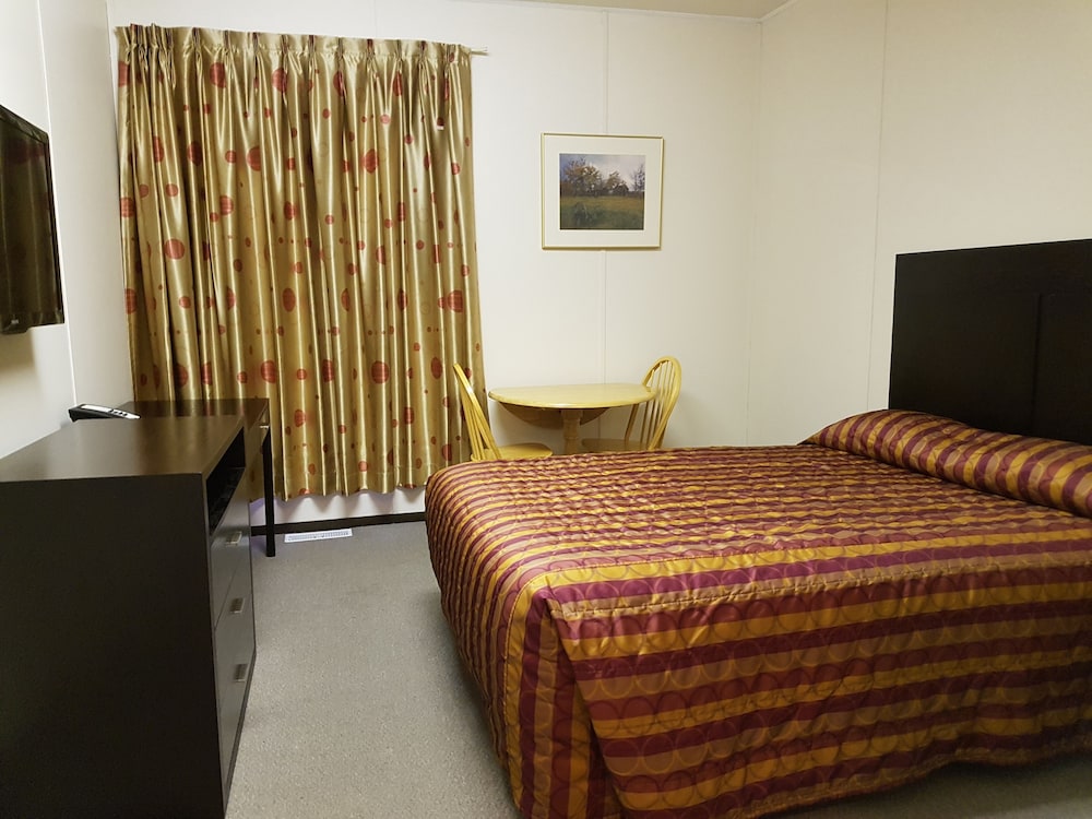 Standard Room, 1 Queen Bed photo 3