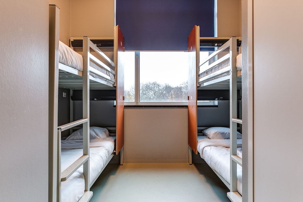 Bed in 4-6-bed Mixed Dorm, Private Bathroom photo 2