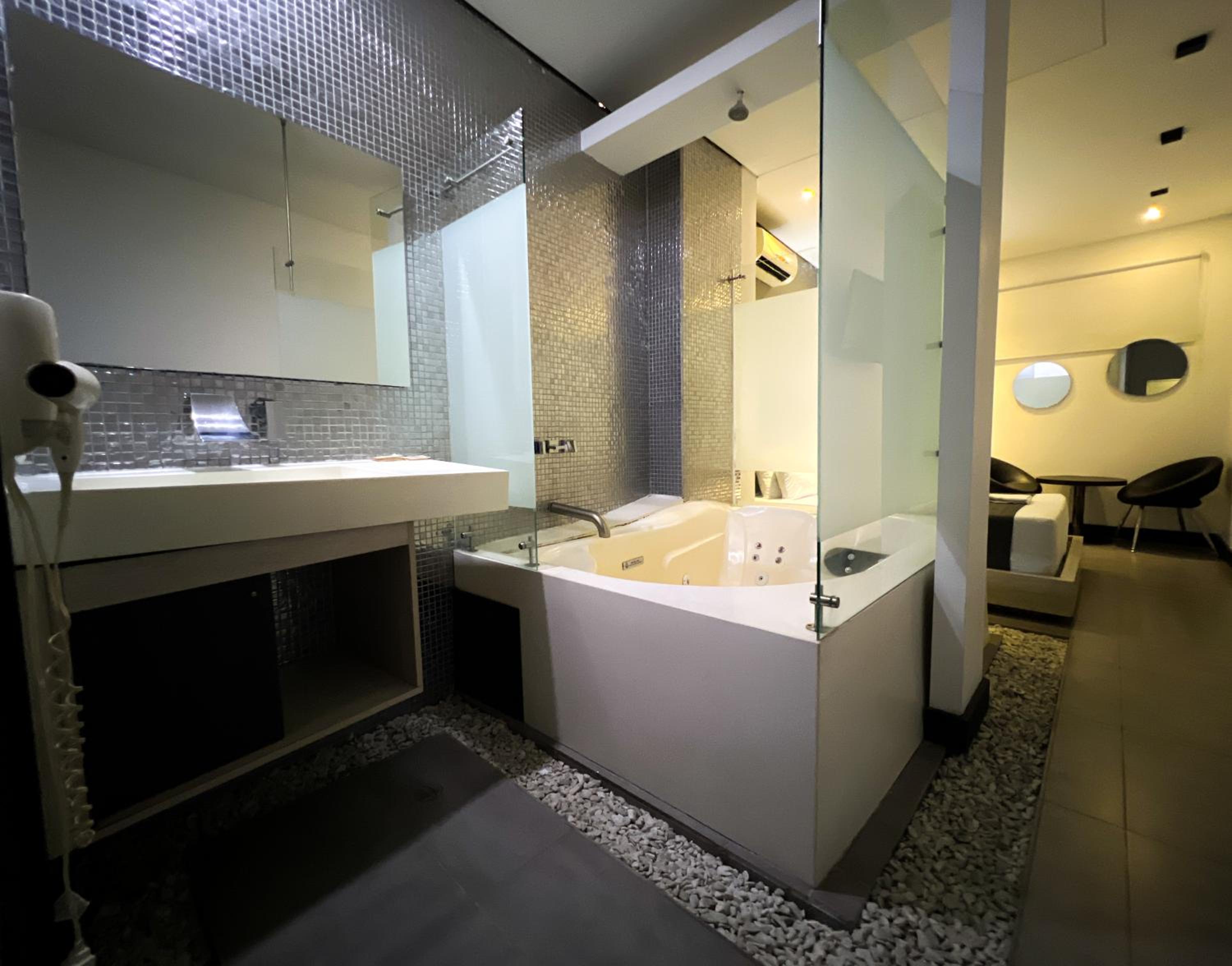 Double Room with Spa Bath photo 3