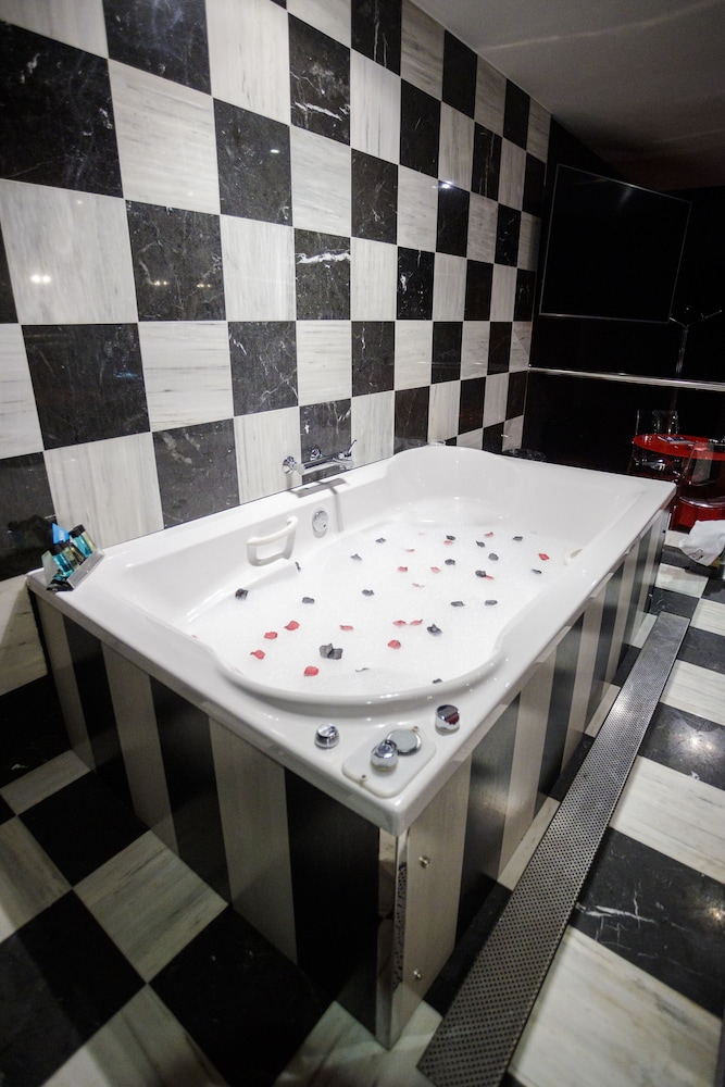 Presidential Suite, Jetted Tub photo 3