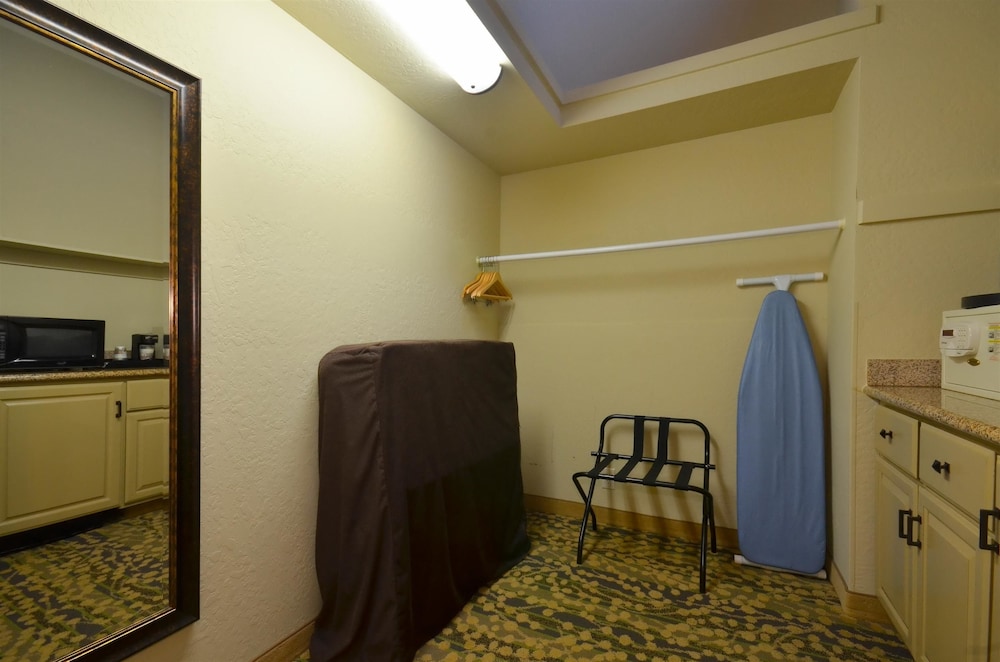 Standard Room, 1 King Bed, Non Smoking, Balcony - Photo 5
