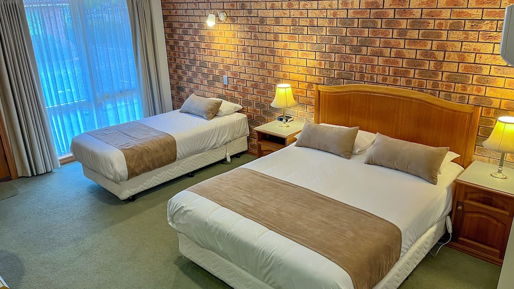 Standard Room - 1 Queen Bed and 1 Twin Bed or 1 Queen Bed photo 2