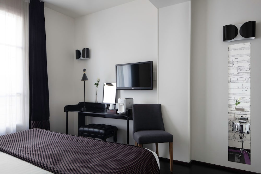 Family quadruple, 2 rooms - Complimentary soft minibar, Chromecast - Snacks, digital press, fitness photo 1