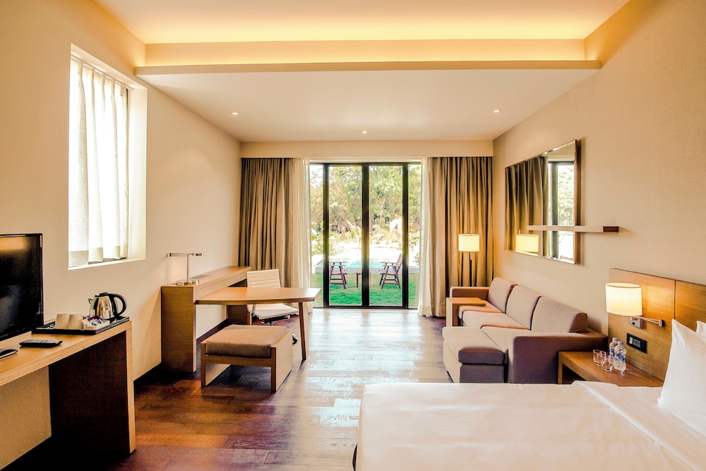 Room, 1 King Bed with Sofa bed (Plunge Pool) photo 3