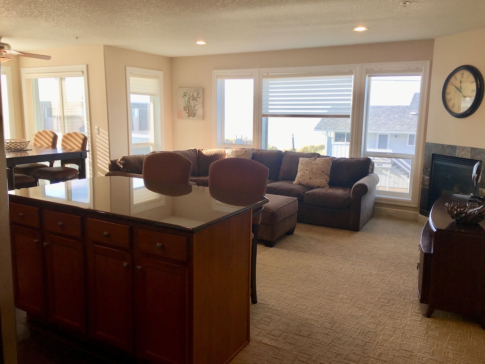 Premier Condo, 2 Bedrooms, Kitchen, Ocean View photo 2