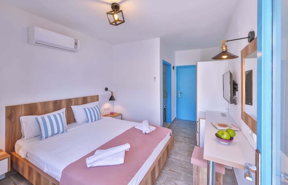 Double Room, Balcony, Partial Sea View photo 1