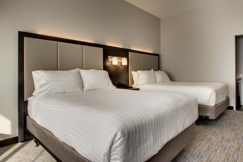 Standard Room, 2 Queen Beds, Accessible Bathtub (Communications, Accessible Tub) photo 2