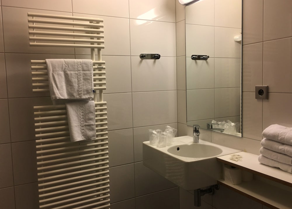Double or Twin Room - Photo 5