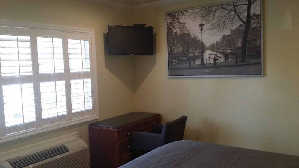 Basic Room, 2 Queen Beds photo 1