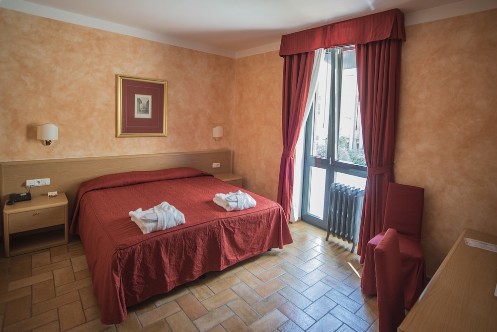 Double or Twin Room - Photo 5
