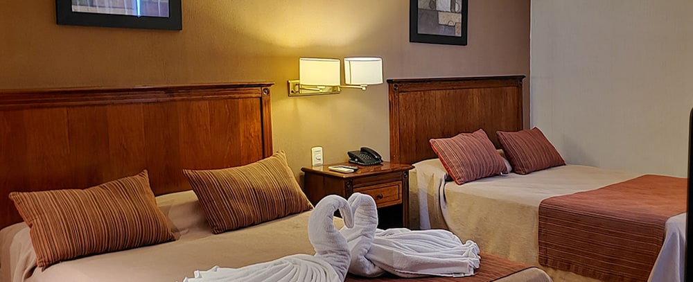 Classic Room, 2 Queen Beds photo 3