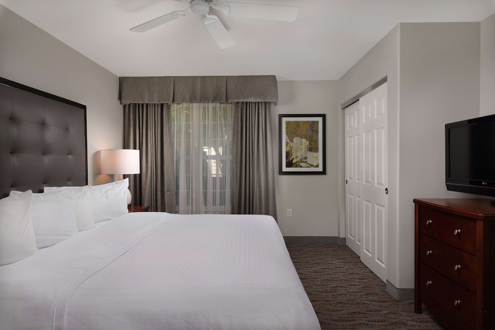 2 Bedroom Suite, 1 King 2 Queens photo 3