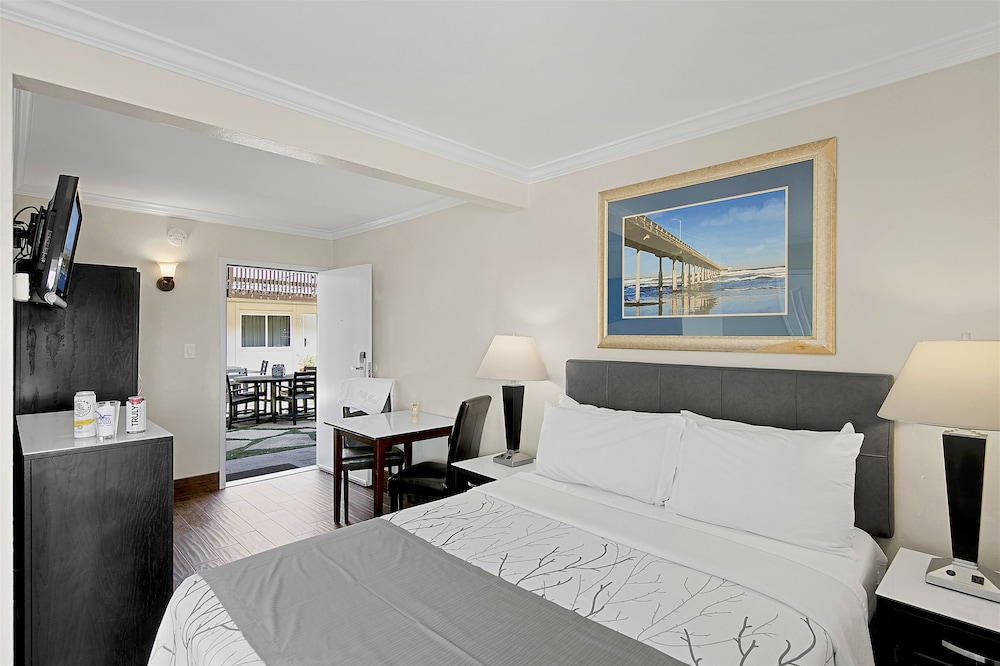 Room (Courtside, Not Pet Friendly) - Photo 4