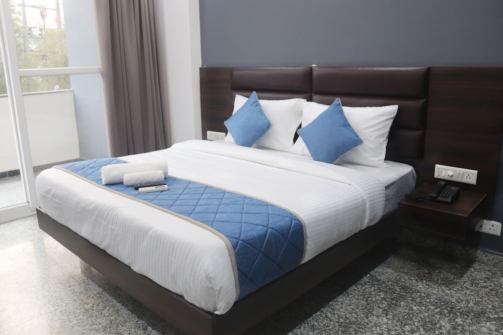 Deluxe Room, 1 King Bed, Balcony, City View