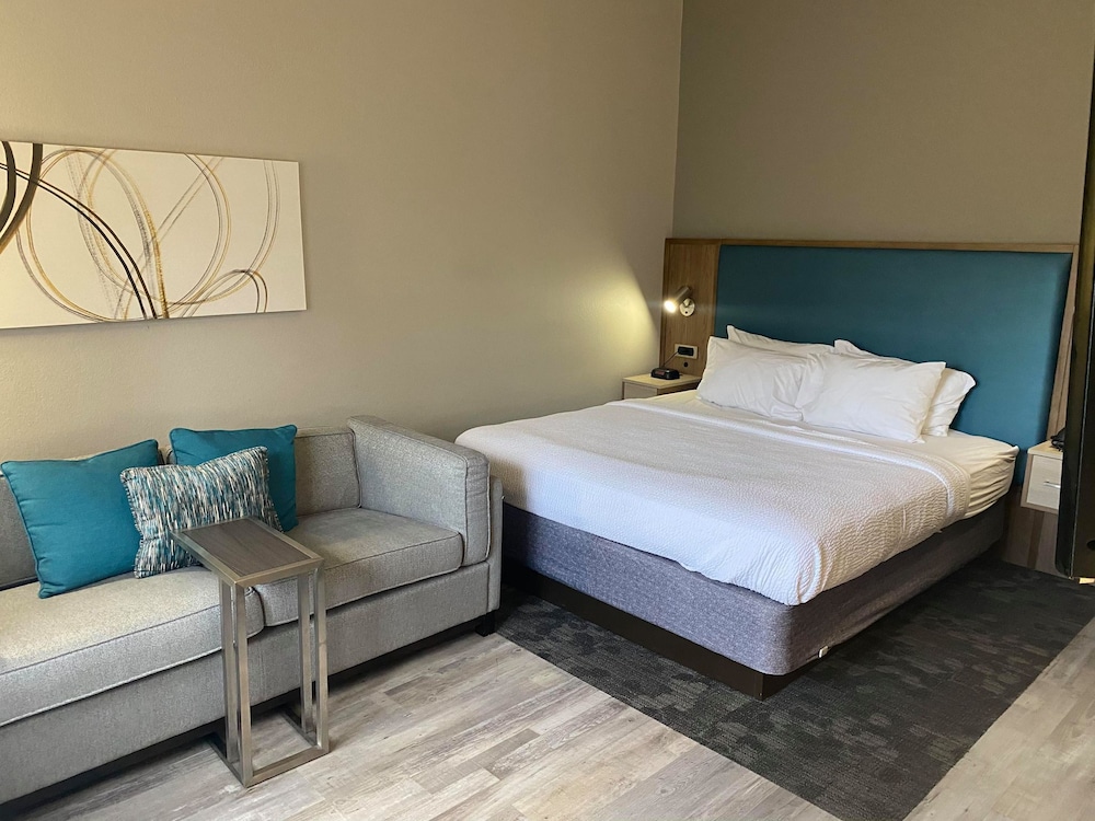 Room, 1 King Bed with Sofa bed, Balcony (Mobility/Hearing Access, Transf Shwr)