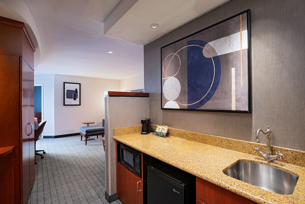 Suite, 1 Bedroom, Courtyard View - Photo 3