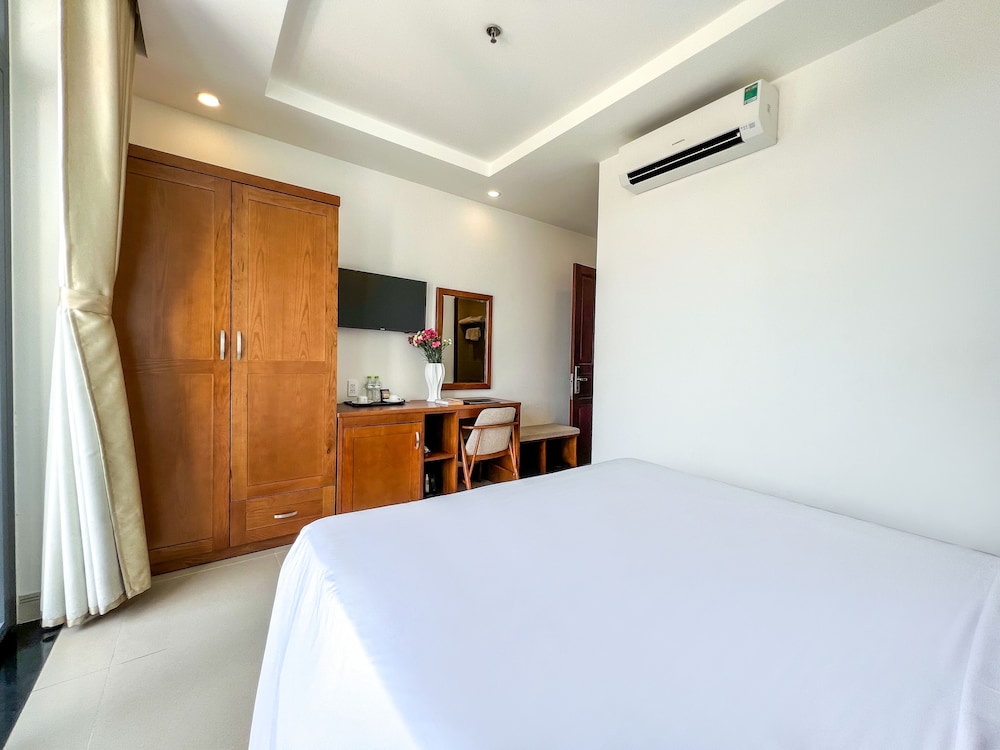 Deluxe Triple Room, City View photo 2