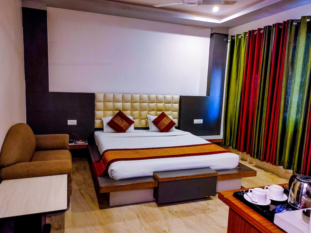 Deluxe Single Room, 1 King Bed photo 2