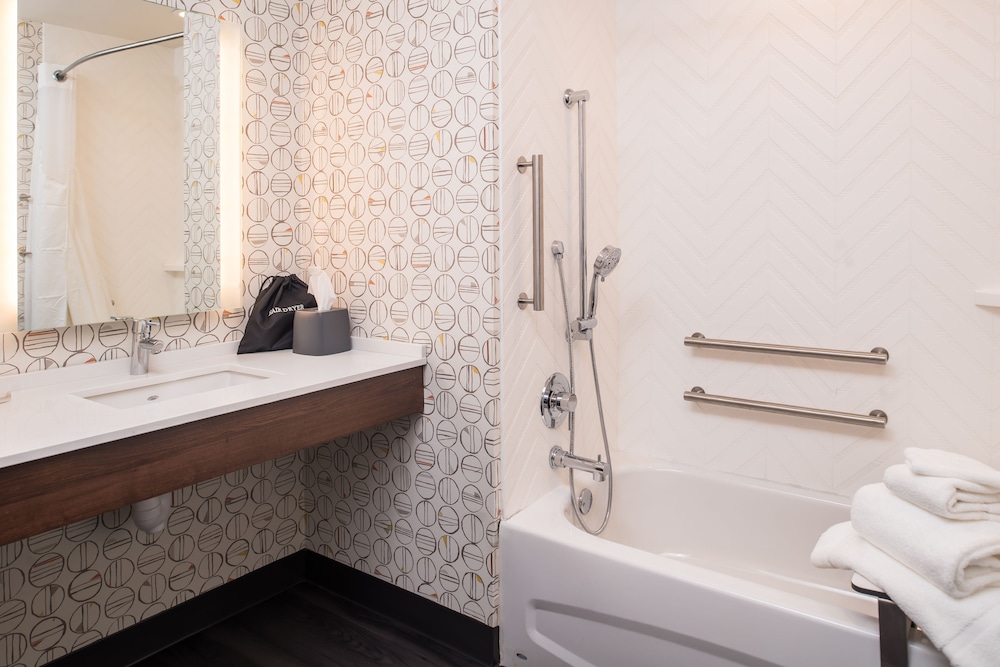 Premium Room, 1 King Bed, Accessible (Communications, Accessible Tub) photo 3