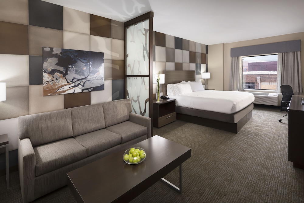Suite, 1 King Bed with Sofa bed, Accessible (Comm, Accessible Tub) photo 2