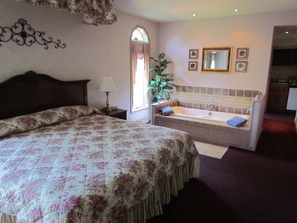 Premium Room, 1 King Bed, 2nd floor photo 1