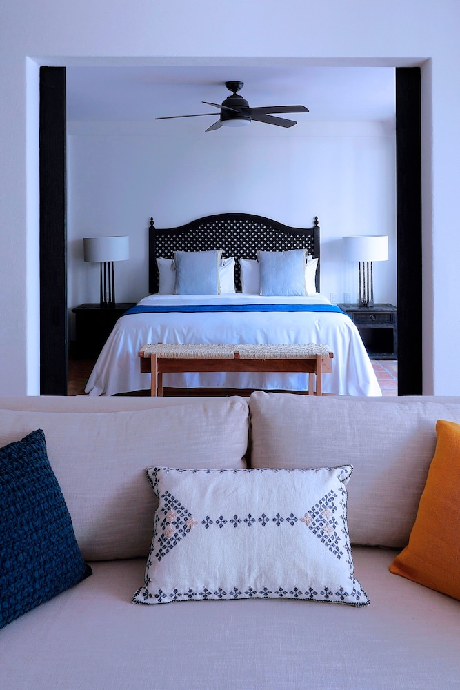 Suite, 1 King Bed - Photo 2